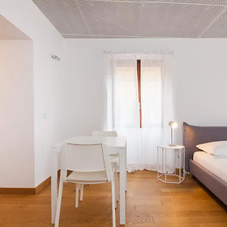 易家 - 斯皮佳套房公寓 * 米兰